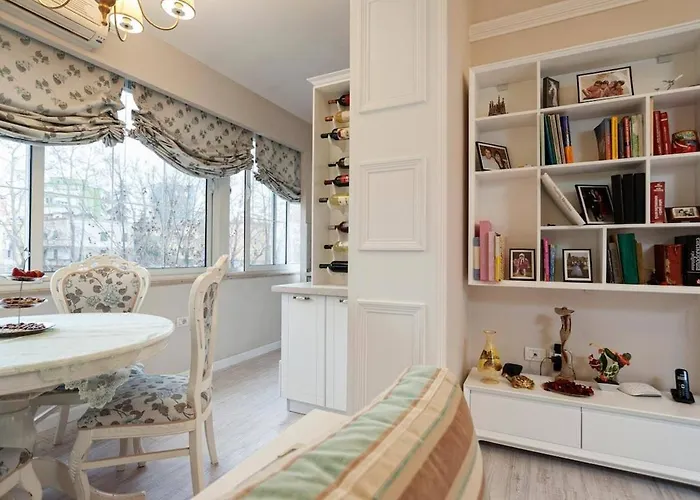 Riverside Elegance In The Heart Of 아파트